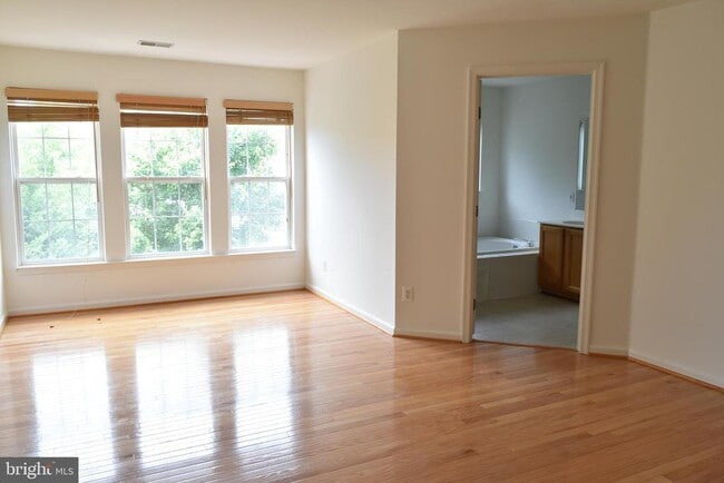 Building Photo - 2542 Banshire Dr