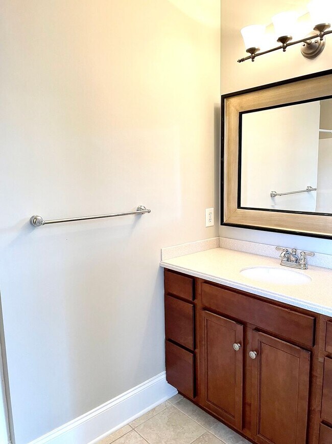 Building Photo - Lakeside Lviing in Loudon