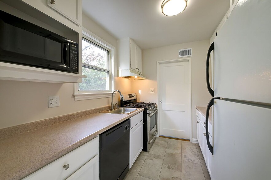 Building Photo - 10022 Brunett Ave