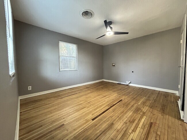 Building Photo - Charming 3-Bedroom Home with 2 Baths in th...