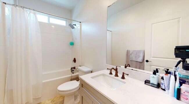 Shared Bathroom - 812 Ada St