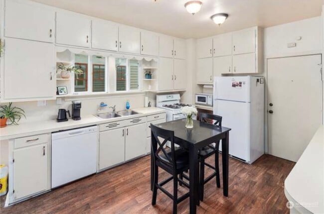 Building Photo - 2026 Lombard Ave