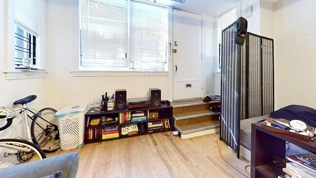 Primary Photo - East Lakeview Garden Studio includes Heat