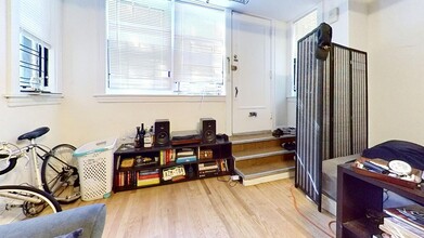 Building Photo - East Lakeview Garden Studio includes Heat