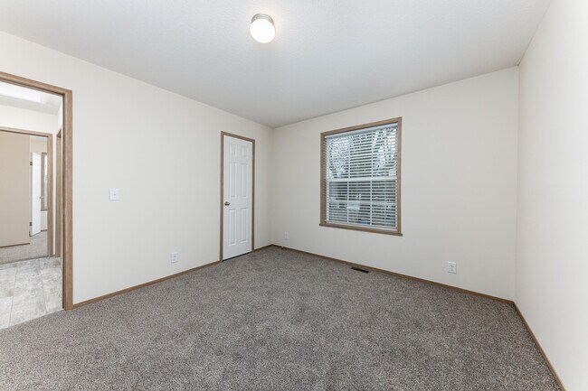 Building Photo - 395 Elder St