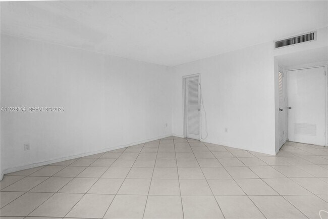 Building Photo - 10350 W Bay Harbor Dr