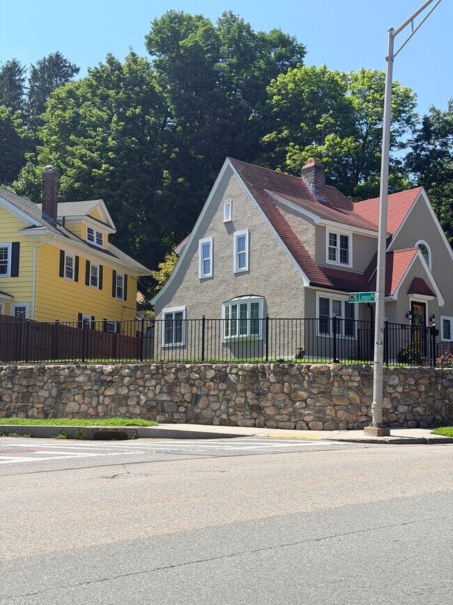 Building Photo - 860 Pleasant St