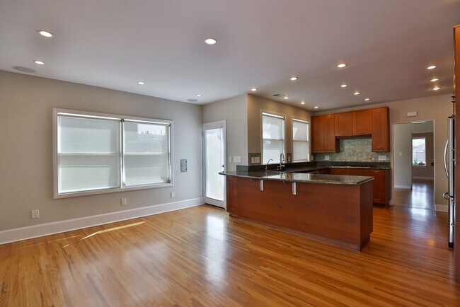 Building Photo - 1020 Madison Ave