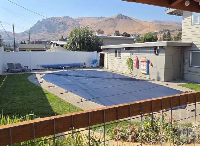 Building Photo - 3Bedroom, 2.5 Bath Mid Century Modern Home...