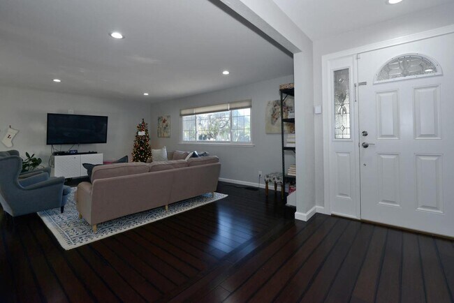 Building Photo - 870 E Empire St