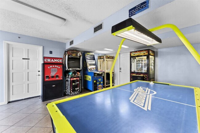 Building Photo - 8743 Thomas Dr