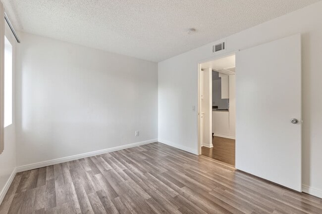 Building Photo - Updated 1BD/1BA Apartment in well maintained Complex in Sylmar.