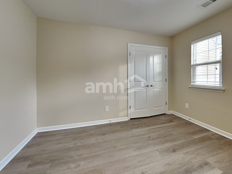 Building Photo - 183 Charlesfort Way