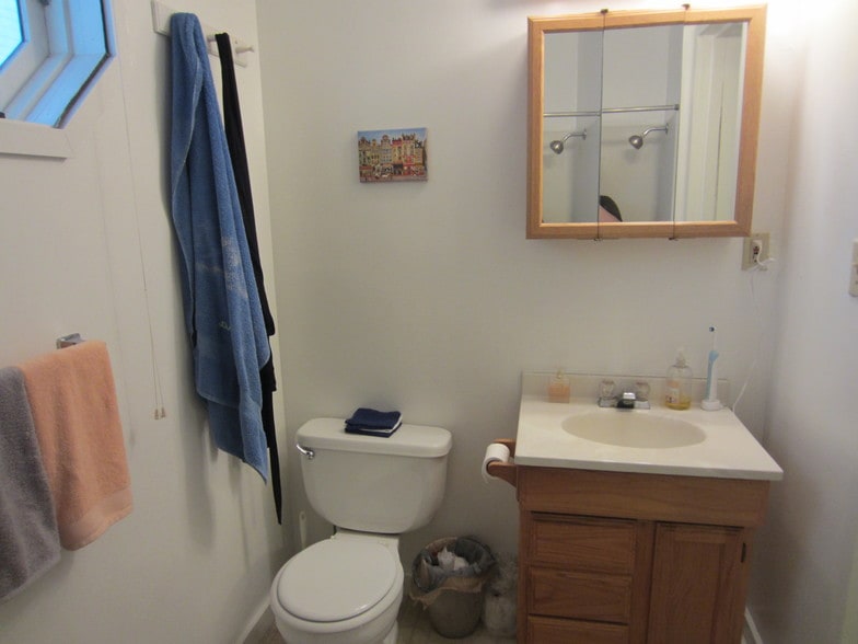 Building Photo - 1324 Vermont St