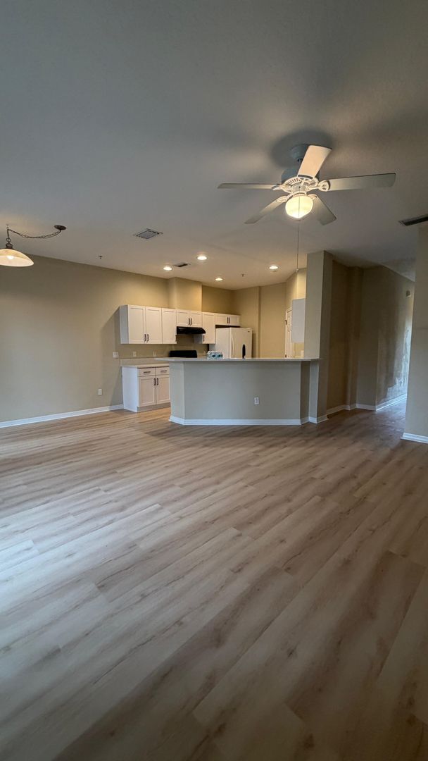 Building Photo - Beautiful 2 bed & 2.5 bath townhome
