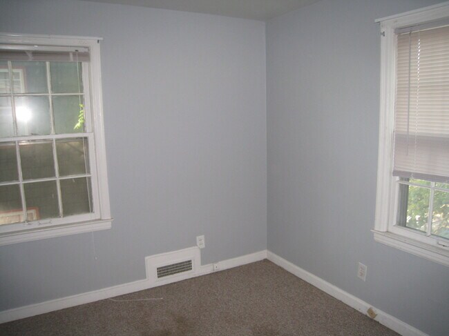 Building Photo - 636 E 63rd Ter