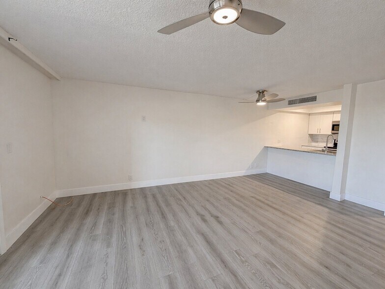 Building Photo - 2618 Cove Cay Dr