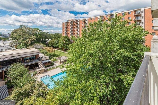 Building Photo - 300 Johnson Ferry Rd