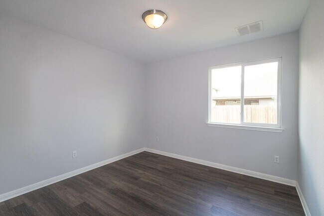 Building Photo - 1411 Elbe St