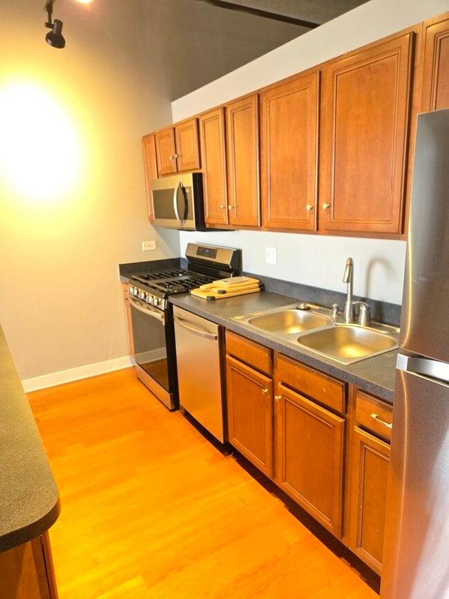 Building Photo - 811 W 15th Pl