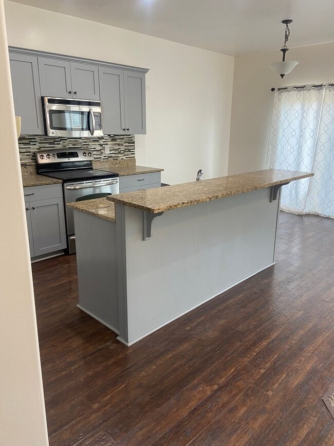 Building Photo - Luxurious Spacious layout in convenient Sa...