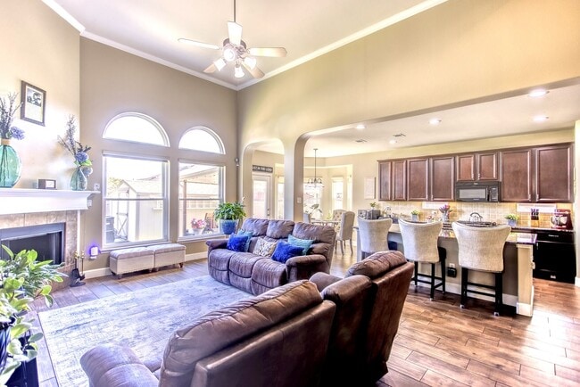 Building Photo - Beautifully Maintained 4 bed/3bath 2 Story Brick home