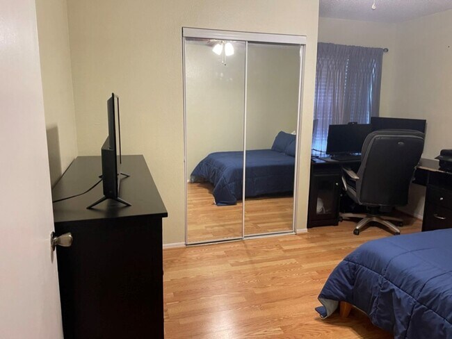Building Photo - Beautiful Furnished 2/2 condo in Windsor Park