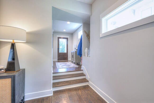 Building Photo - Luxurious 4BR Home Close to 12 South