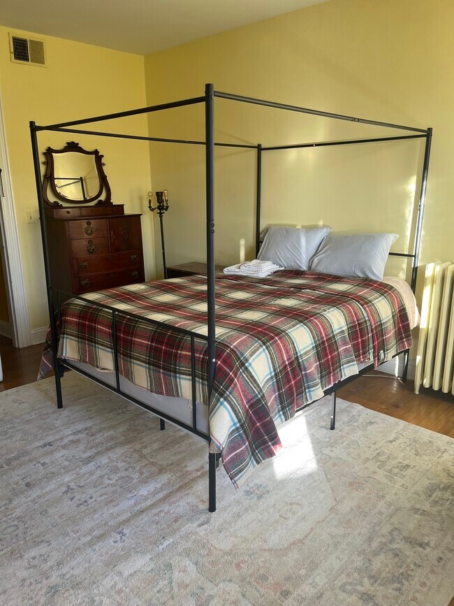Queen sized bed in furnished bedroom - 2712 Saint Paul St