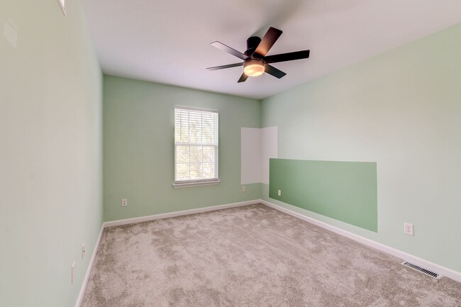 Building Photo - Gorgeous Updated 3 Bed 3 Bath Home Garage