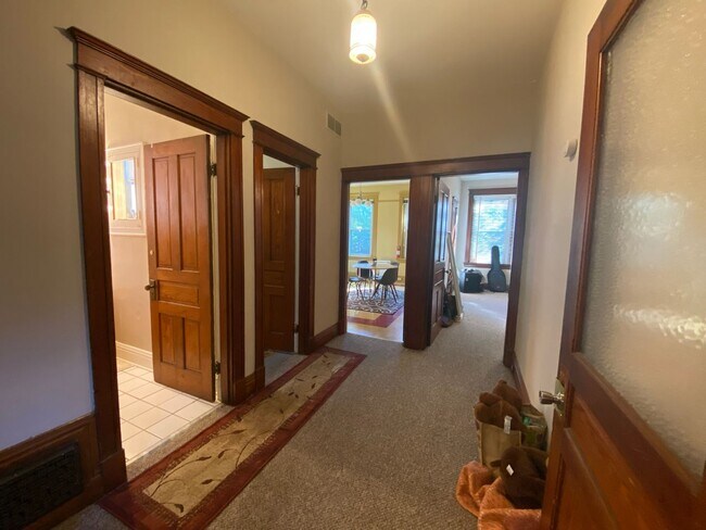 Building Photo - 2364 Victor St