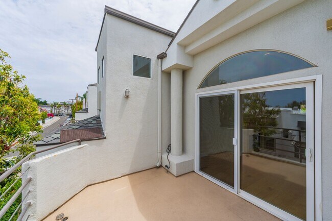 Building Photo - Beautiful Hermosa Beach Townhome Rental!