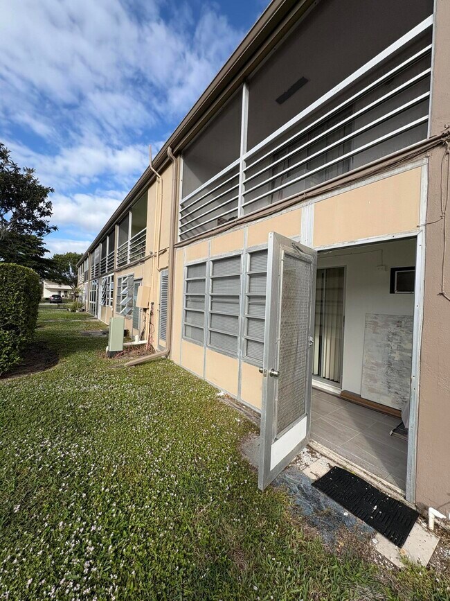 Building Photo - 26 Kingswood E