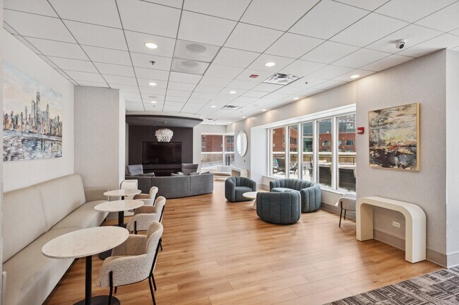 Building Photo - 512 N McClurg Ct