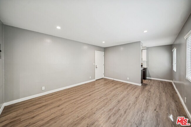 Building Photo - 252 S New Hampshire Ave