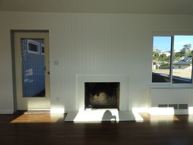 Building Photo - WOW views from this classic 3 bed 2 bath home