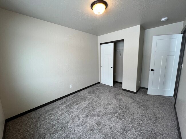 Building Photo - 12685 N Cavanaugh Dr