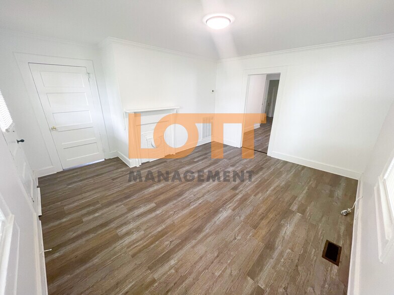 Building Photo - 276 Moore St