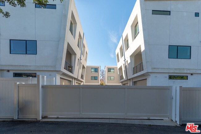 Building Photo - 3232 S Barrington Ave