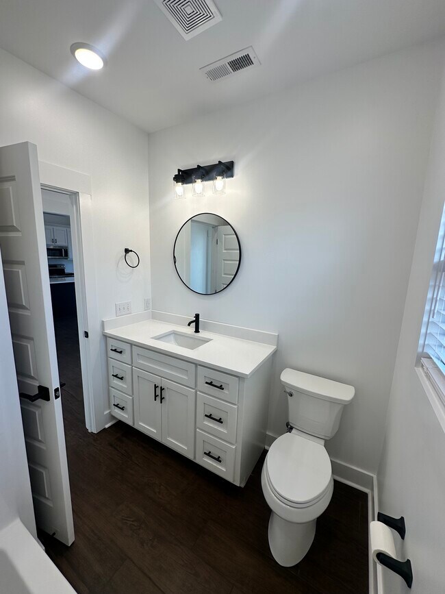 Building Photo - 210 Market St