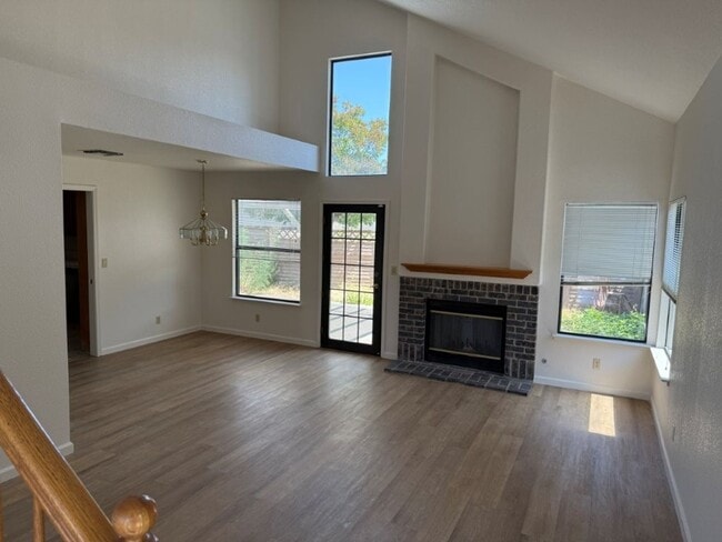 Building Photo - Modern 4 Bedroom 3 Car Garage Dixon *Star ...