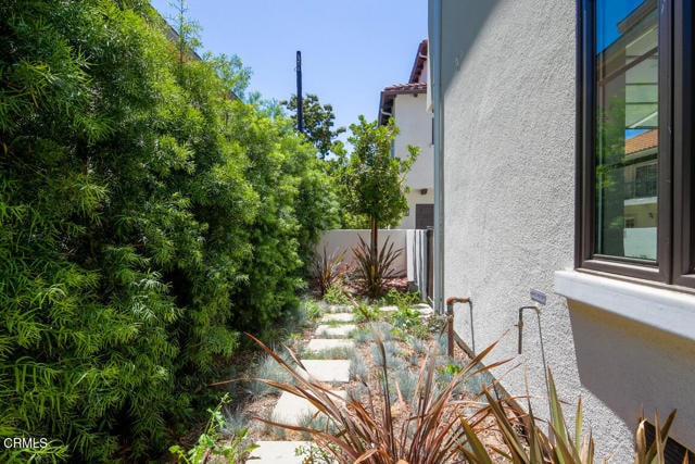 Building Photo - 305 S Arroyo Dr