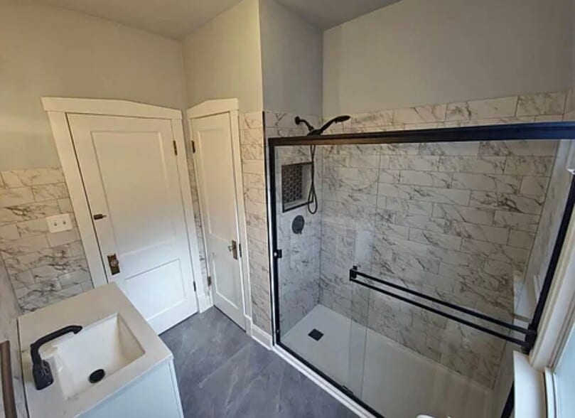 Walk in shower - 2238 Ridgeland Ave