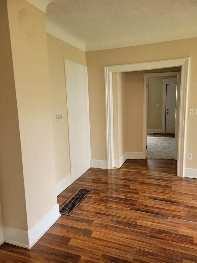 Building Photo - 1008 E 1st St