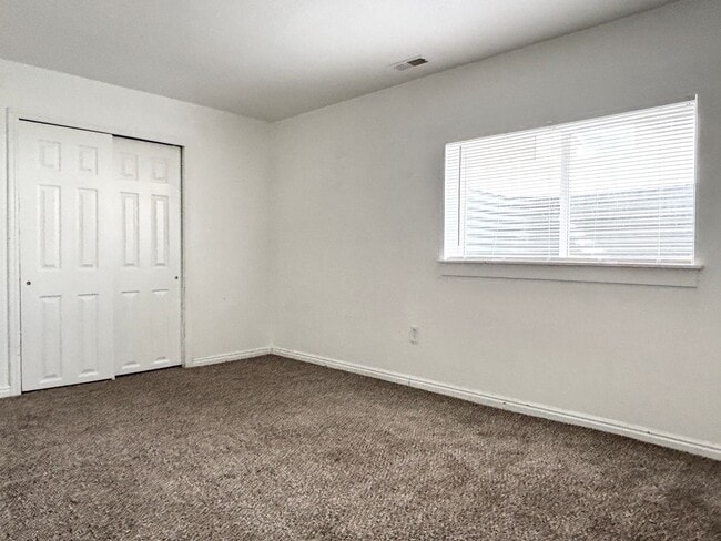 Building Photo - Bright & Spacious Rambler in Rose Park!