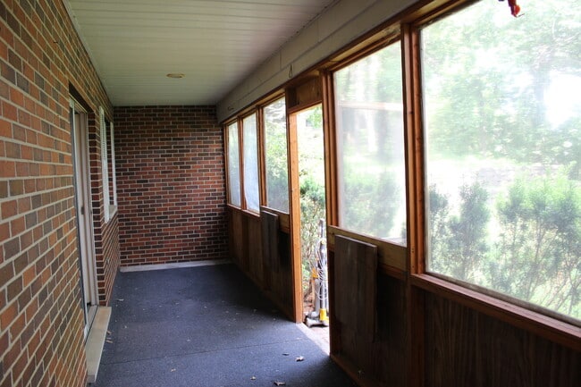 Building Photo - 10 Crestview Dr