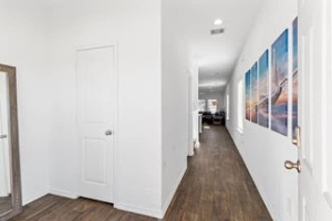 Building Photo - Peaceful & Convenient: Near 45, 99 & IAH!