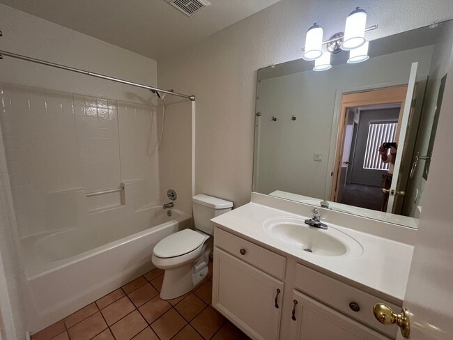 Building Photo - 4 Weeks of Free Rent! - Three bedroom Sing...