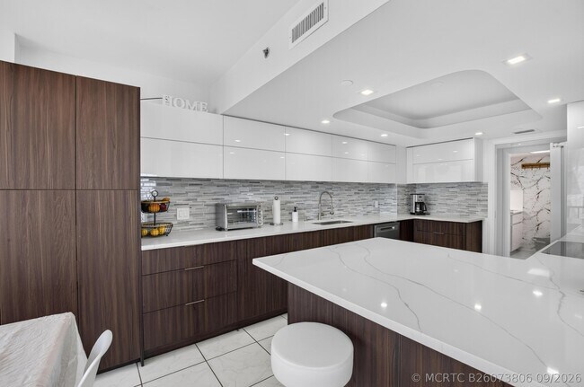 Building Photo - 3211 S Ocean Blvd
