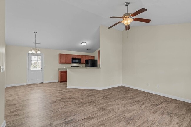 Building Photo - 3 Bedroom 2 Bathroom Home